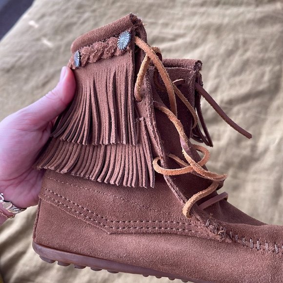 Minnetonka Double Fringe Moccasin Dusty Brown 8 - Picture 4 of 5